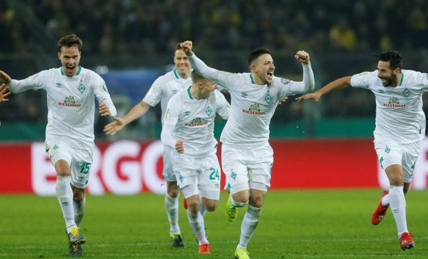 لاعبون من فيردر بريمن يحتفلون بالفوز على بروسيا دورتموند في كأس ألمانيا لكرة القدم- (رويترز)