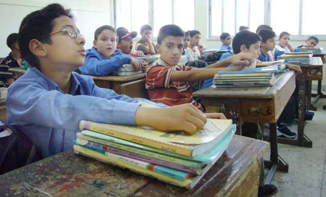 طلبة في إحدى مدارس عمان .-(أرشيفية)