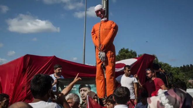 اعدام دمية لغولن بعد محاولة الانقلاب