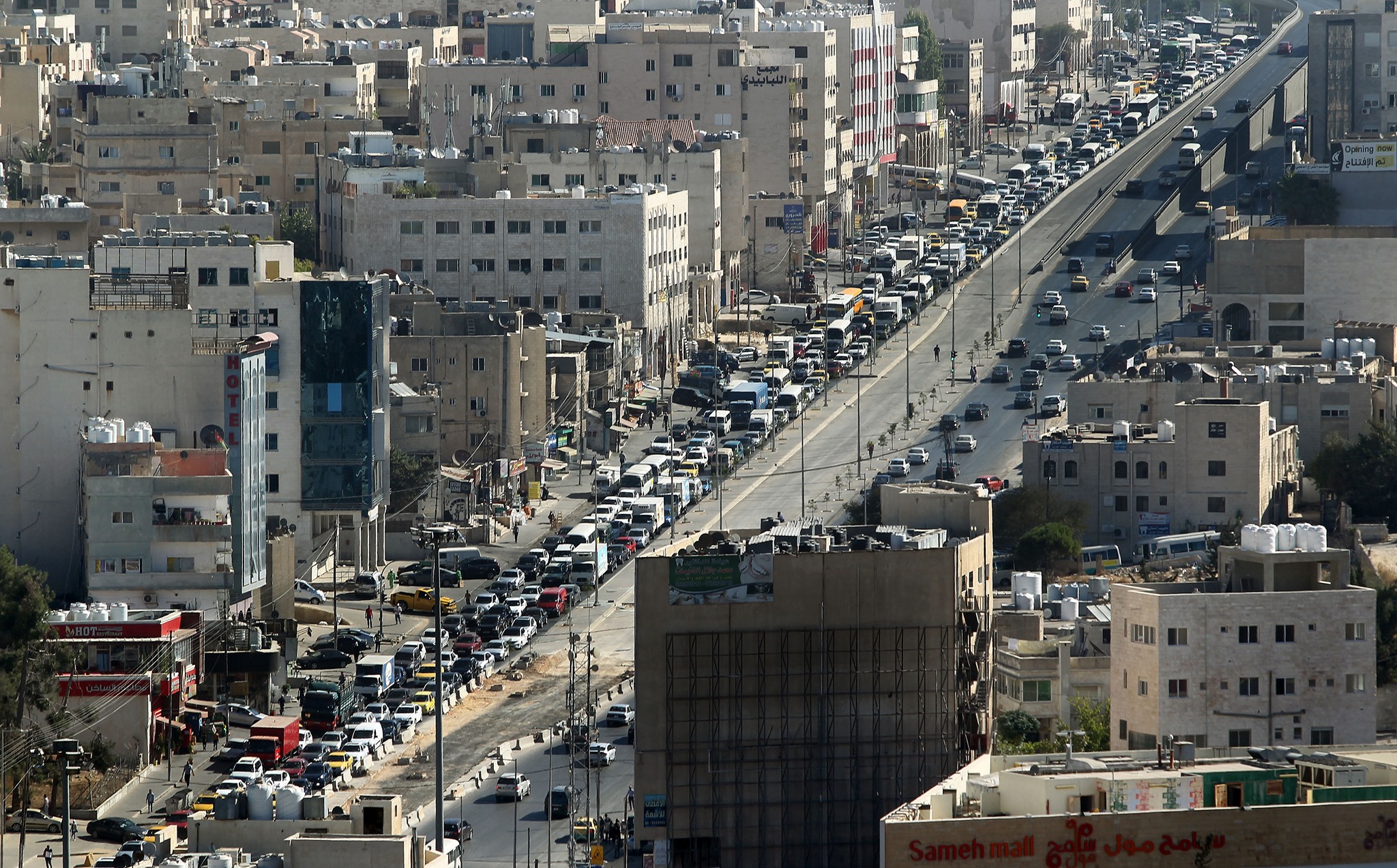 طابور طويل من السيارات العالقة في أزمة أعمال الباص السريع بمنطقة صويلح غربي العاصمة عمّان -(تصوير: ساهر قدارة)