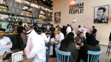 سعوديات يجلسن في مطعم مع الرجال بعد السماح لهن بالدخول من نفس الباب