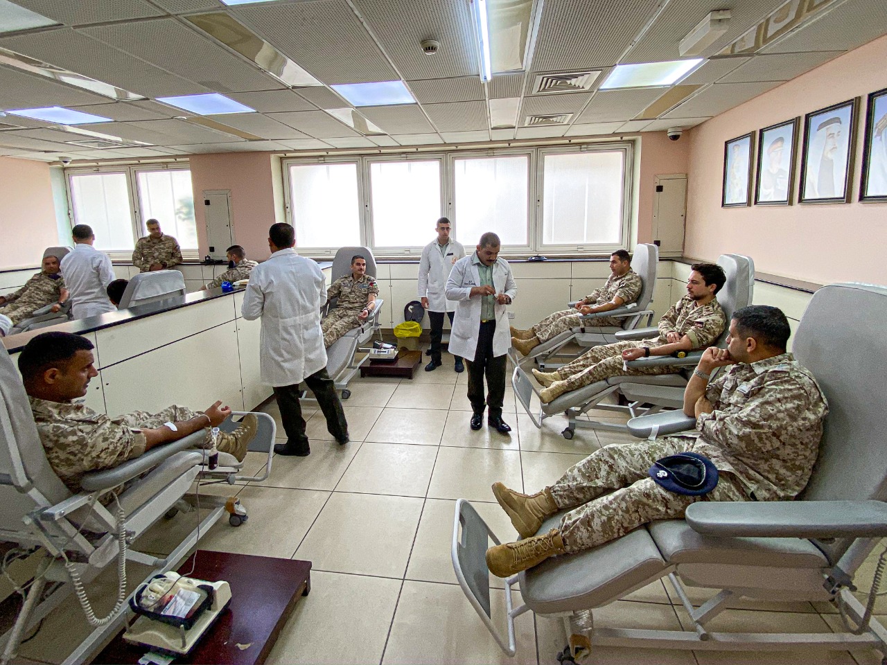 ولي العهد الأمير الحسين يتبرع بالدم خلال زيارته المدينة الطبيبة