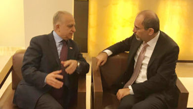 وزير الخارجية أيمن الصفدي خلال لقائه نظيره العراقي محمد علي الحكيم في جنيف أمس - (بترا)