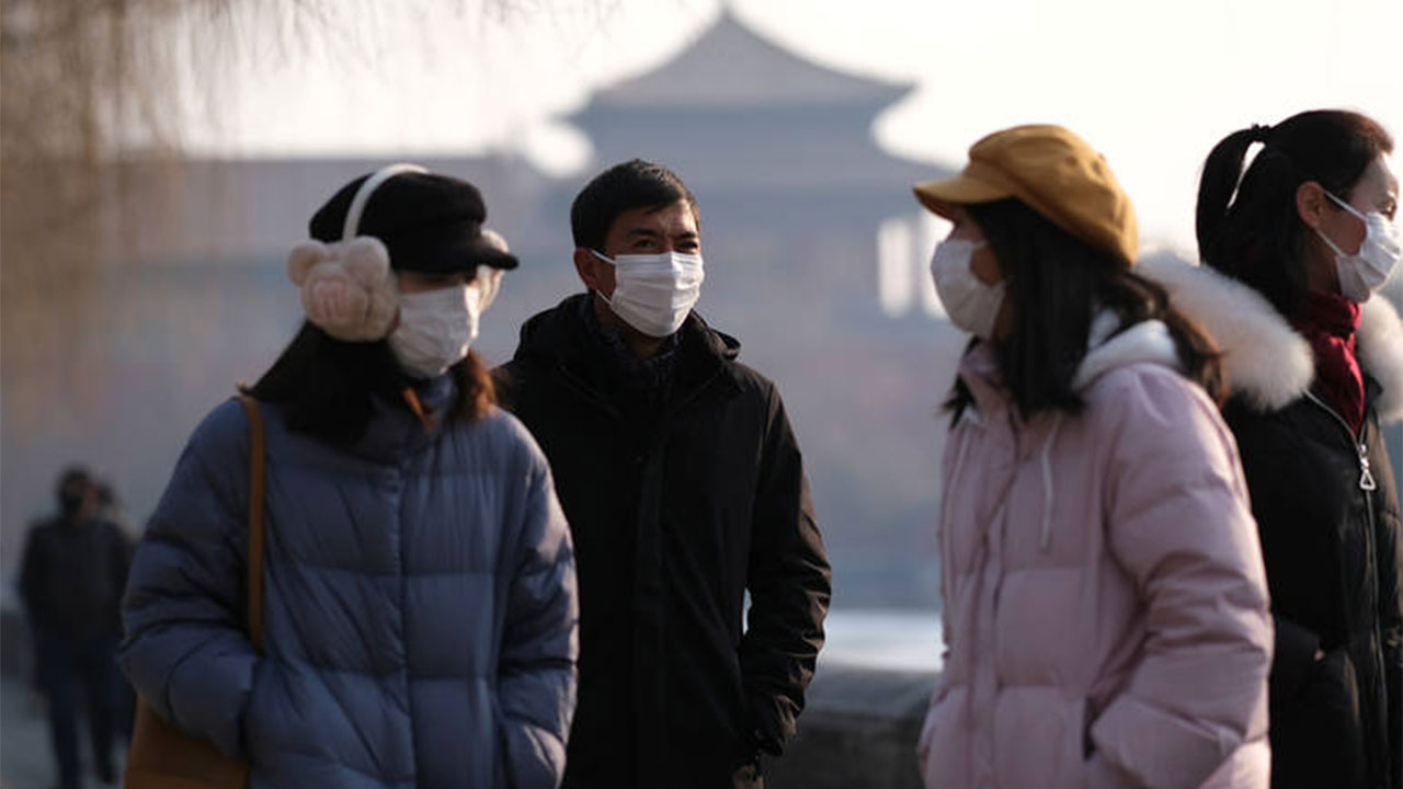 مواطنون يرتدون كماكمت وقاية من فيروس كورونا في الصين