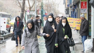مواطنات ايرانيات يرتدين الكمامات وقاية من فيروس كورونا