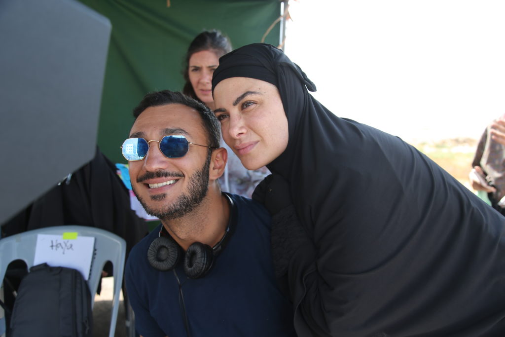 المخرج زيد أبو حمدان والمنتجة والممثلة صبا مبارك خلال تصوير فيلم 