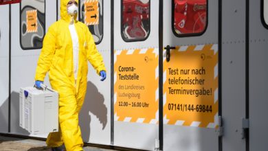 عامل مختص في الصحة في المانيا يحمل معد عدة فحص والكشف عن فيروس كورونا جنوب المانيا - ا ف ب