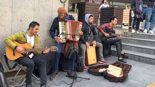 الكرم أصيل في الثقافة الفارسية، ومن مظاهره أن يترك العازفون في الشوارع المحتاجين من المارة يأخذون مما يكسبونه