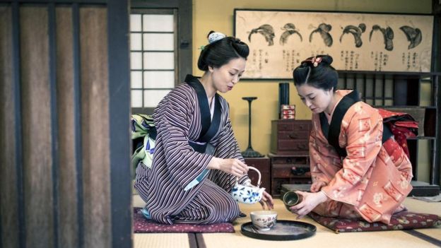 تظهر الضيافة اليابانية وبذل الذات في طقوس تقديم الشاي المتأصلة لقرون في اليابان