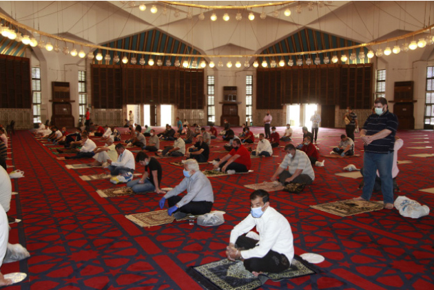 مصلون يؤدون صلاة الجمعة في أحد المساجد العمانية وفق إجراءات السلامة العامة - أرشيفية