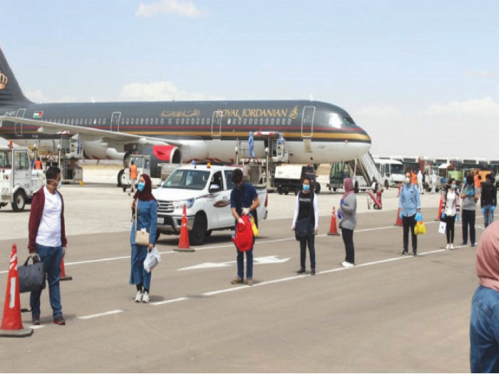 مواطنون في مطار الملكة علياء الدولي بعيد عودتهم لأرض الوطن -(أرشيفية)