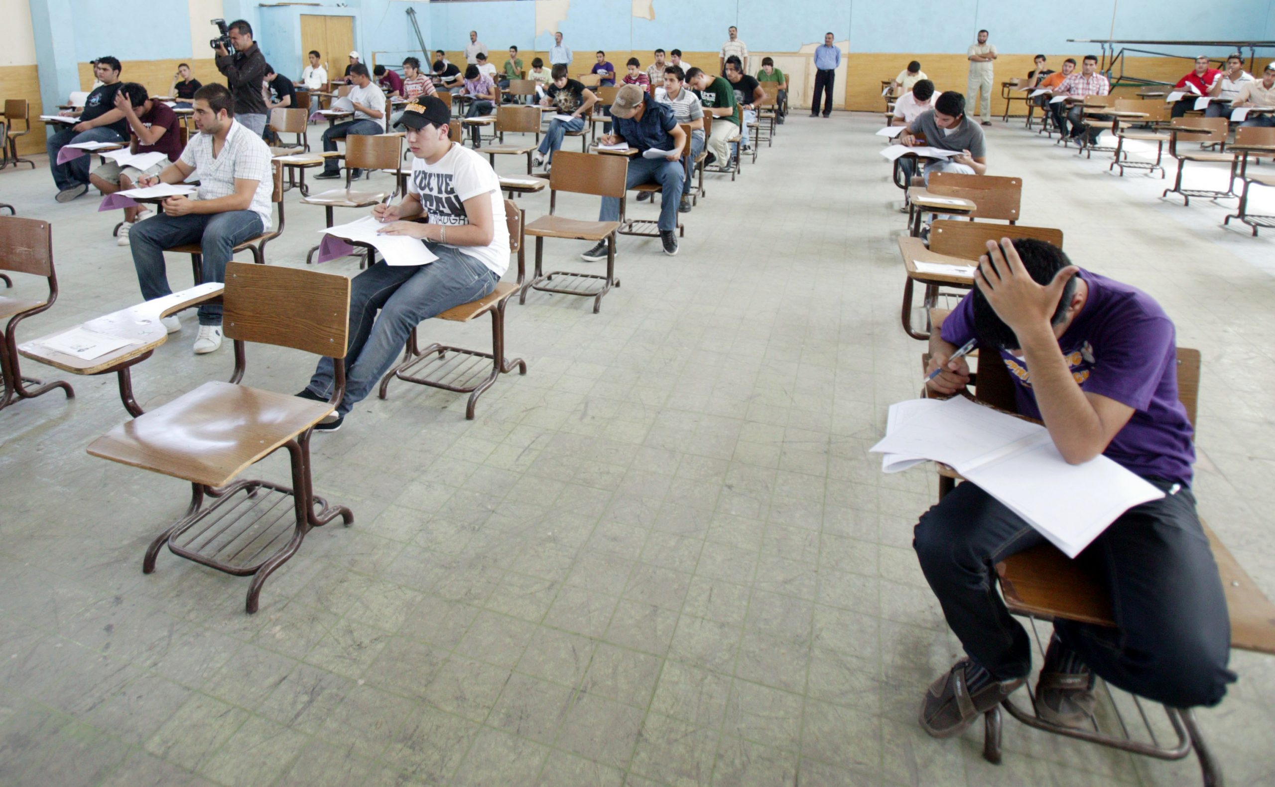 طلاب يؤدون أحد امتحانات "التوجيهي" في دورة سابقة بعمان -(أرشيفية)