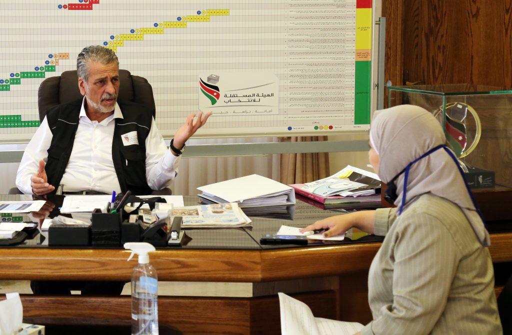رئيس مجلس مفوضي الهيئة المستقلة للانتخاب، خالد الكلالدة خلال مقابلة له مع 