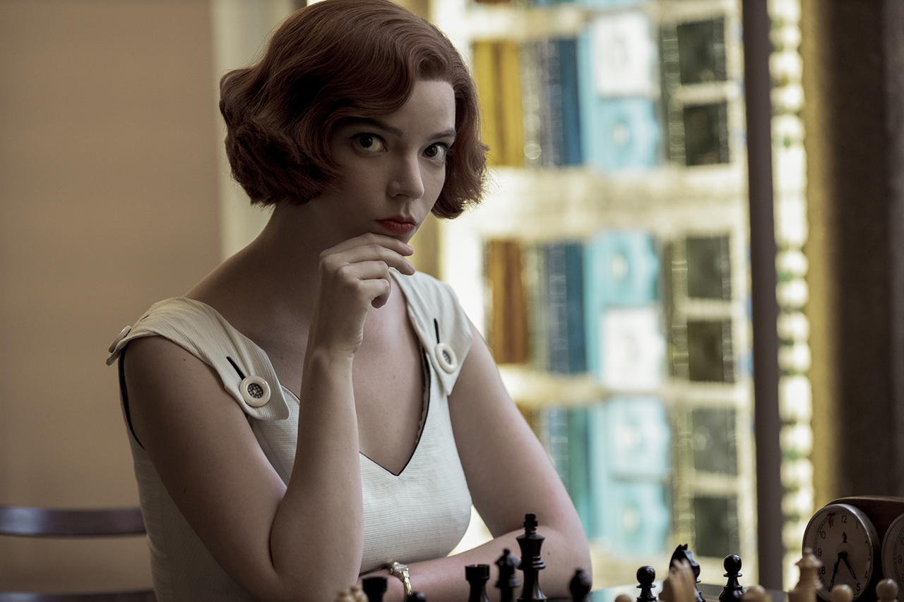 مشهد من مسلسل ملكة الشطرنج