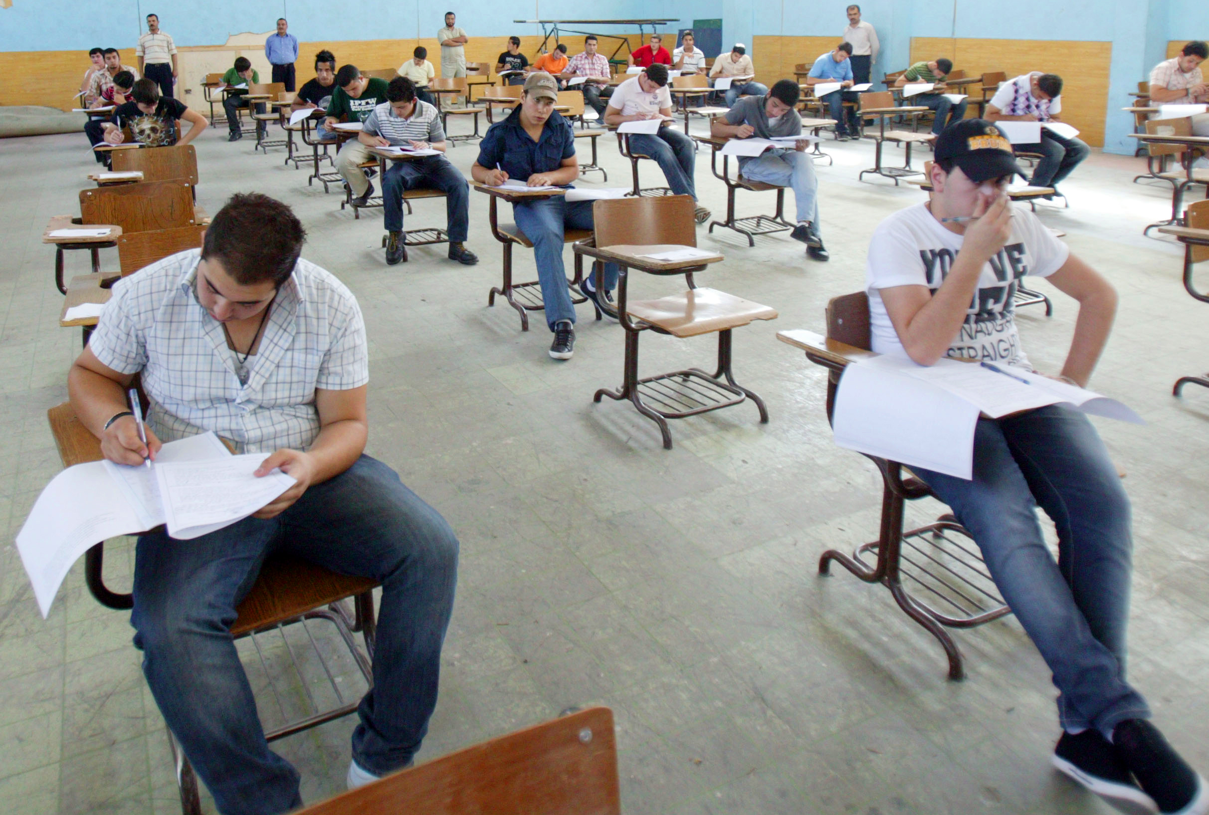 طلبة يؤدون مبحثا بامتحان "التوجيهي" في إحدى مدارس عمان - (أرشيفية)