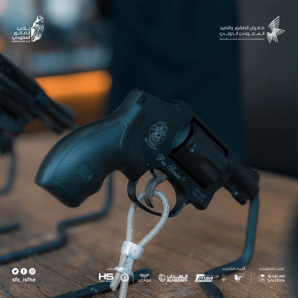 اسلحة معرض الصقور والصيد السعودي 2021