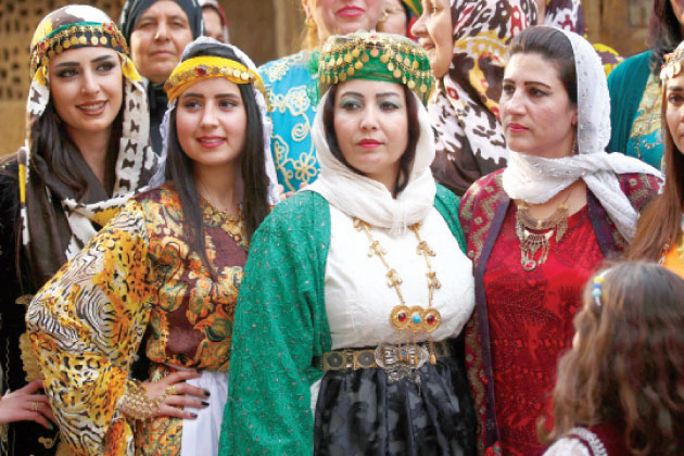 أزياء كردية تقليدية تعتلي منصات العرض للمرة الأولى في سورية - جريدة الغد